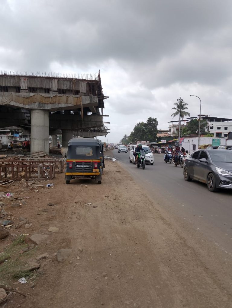 कोलाडमध्ये महामार्गाचे काम संथगतीने सुरु …  वाहतूक कोंडींमुळे स्थानिक व्यापारी आणि नागरिक त्रस्त…