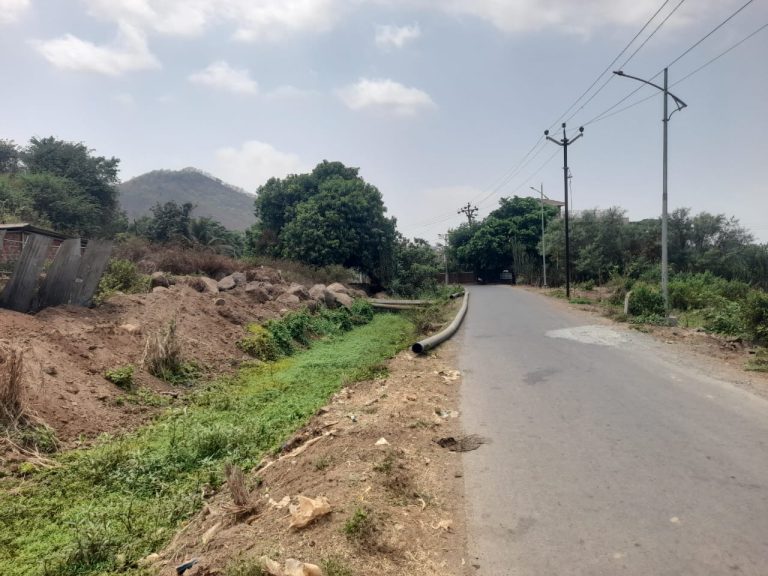 भूनेश्वर निवी कालवा रोडवर जलजीवन योजनेची अयोग्य पाइपलाईन खोदाई : नागरिकांमध्ये तीव्र संताप, ठेकेदारावर गुन्हा दाखल करण्याची मागणी…