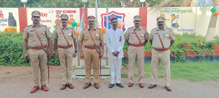 १ मे महाराष्ट्र दिनाच्या निमिताने रसायनी पोलीस ठाण्याचे पोलीस निरीक्षक संजय बांगर यांच्या हस्ते ध्वजारोहण…