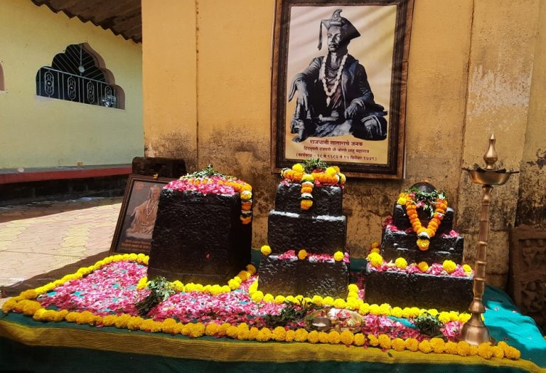 गांगवली येथे छत्रपती थोरले शाहू महाराज यांच्या जन्म खुणाना श्री स्वामी ॐ मल्हारी प्रतिष्ठानच्या वतीने वज्रलेप…महाराष्ट्रातील गड किल्ले यांच्या कडे पुरातत्व खात्याचे दुर्लक्ष – डाँ.गौवरभाऊ घोडे…
