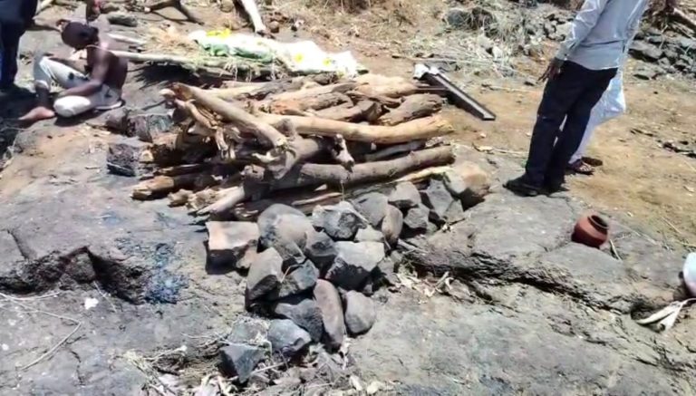 रजपे आदिवासी बांधवांची व्यथा; मृतांना मिळत नाही अंतिम सन्मान… मृतदेहांवर नदीकाठी अंत्यविधीची वेळ…