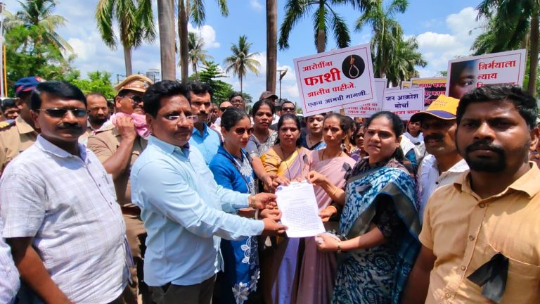 तांबडी येथील पीडित मुलीच्या हत्येप्रकरणी रोहेकर न्यायासाठी रस्त्यावर… शेकडो महिलांचा रोहा तहसील कार्यालयावर जन आक्रोश मोर्चा…