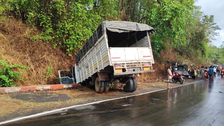 महाड राज्य मार्गाला अवकाळी पावसाचा फटका… अवकाळी पावसाने झालेल्या चिखलामुळे भीषण अपघात…