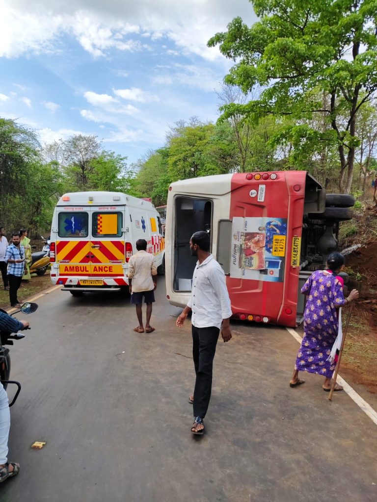 महाड विन्हेरे राज्य मार्ग रस्त्याला अवकाळी पावसाचा फटका… बिजघर फाट्याजवळ स्वारगेट विन्हेरे एसटी बसचा अपघात…