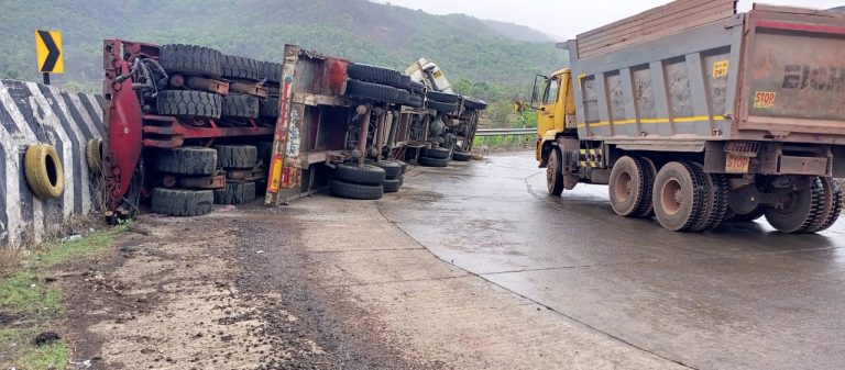 घोणसे घाटात गंभीर अपघात…संरक्षक भिंतीमुळे प्राण आणि वित्तहानी वाचली…
