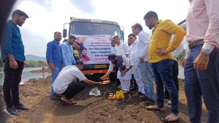 महाडमध्ये सावित्री नदी पात्रात गाळ उपसण्याच्या कामाला पुन्हा प्रारंभ…