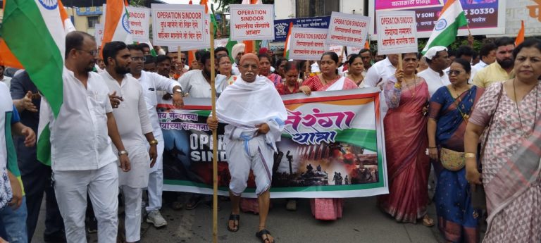 पनवेल-उरण महाविकास आघाडीच्यावतीने तिरंगा यात्रा… भारतीय सैनिकांचा सन्मान असा घोषणाबाजीने परिसर दणाणला…  
