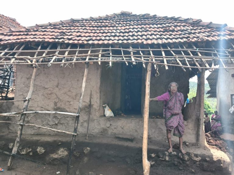 म्हसळ्यात तुटपुंज्या पावसाने घर कोसळलं;बांद्रे आजींना युवासेनेचा दिलासा!