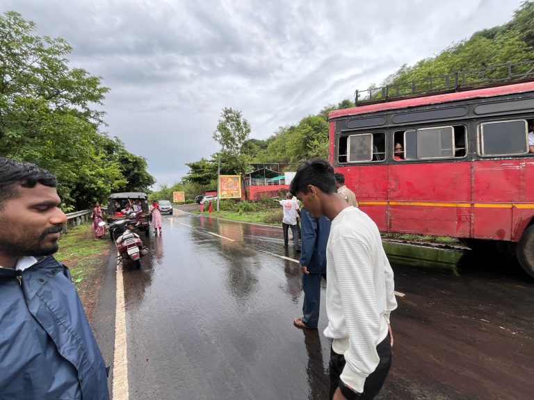 स्पीड ब्रेकरमुळे खेड-बोरवली एसटीचा अपघात… सार्वजनिक बांधकाम विभागाचा अनागोंदी कारभार चव्हाट्यावर…