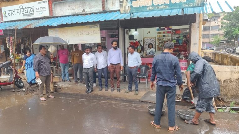 मुसळधार पावसामुळे त्रिमूर्ती नगरात पावसाचे पाणी साचले… समीरभाई सकपाळ,महेश कोलटकर यांची मदतीसाठी धाव…
