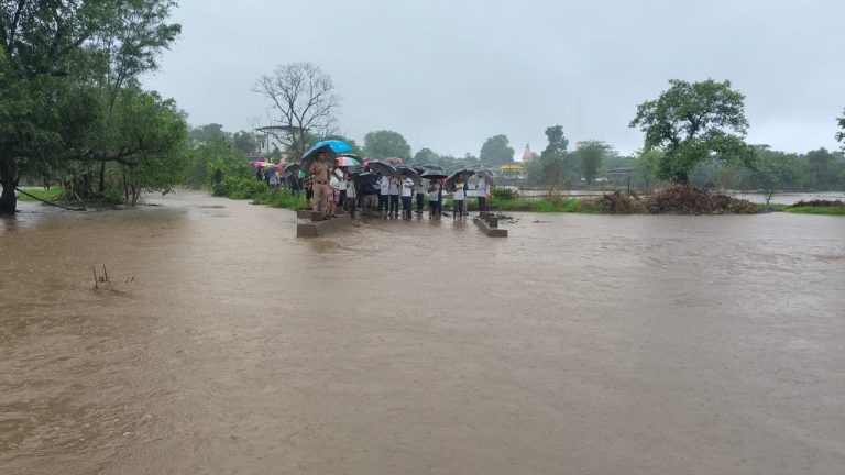 रायगड जिल्ह्यामध्ये पावसाचा हाहाकार सुरू… अंगावर वीज पडून 25 वर्षीय रोशनचा मृत्यू…  
