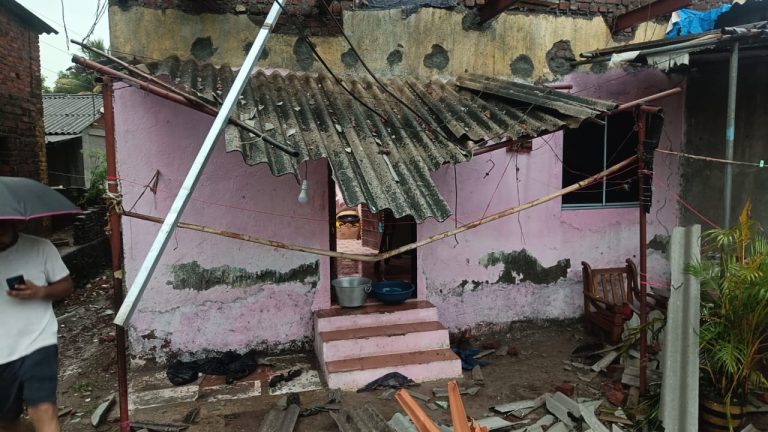 बेलीवाडी आदिवासी वाडी व कळंबसुरेत मुसळधार पाऊस… मुसळधार कोसळणाऱ्या पावसामुळे ग्रामस्थांच्या घरांचे नुकसान…