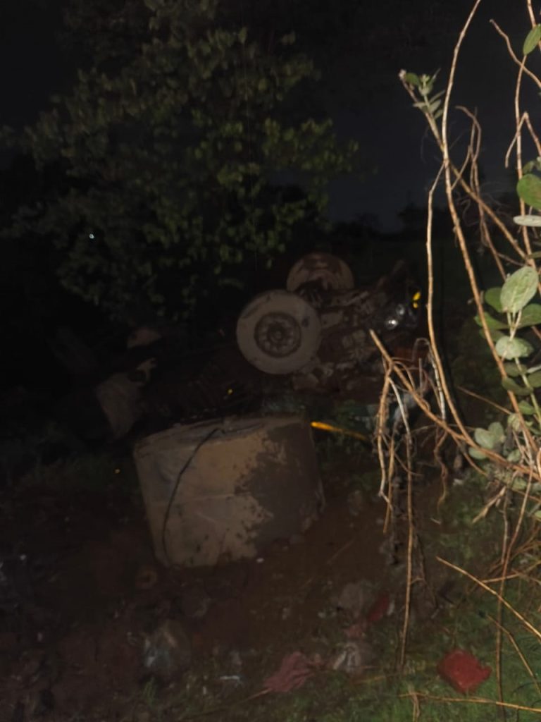 कंटेनर कारला धडकून पुलावरून खाली कोसळला… कंटेनर पुलाखाली कोसळून एकाचा जागीच मृत्यू…