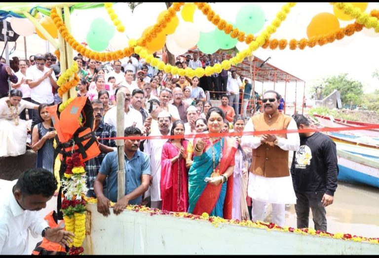 वाढदिवसाच्या पूर्वसंध्येला महेंद्रशेठ घरत यांचा अनोखा उपक्रम…  मुरबा गणेशभक्तांसाठी पॅसेंजर बोट व लाईफ जॅकेटची भेट…