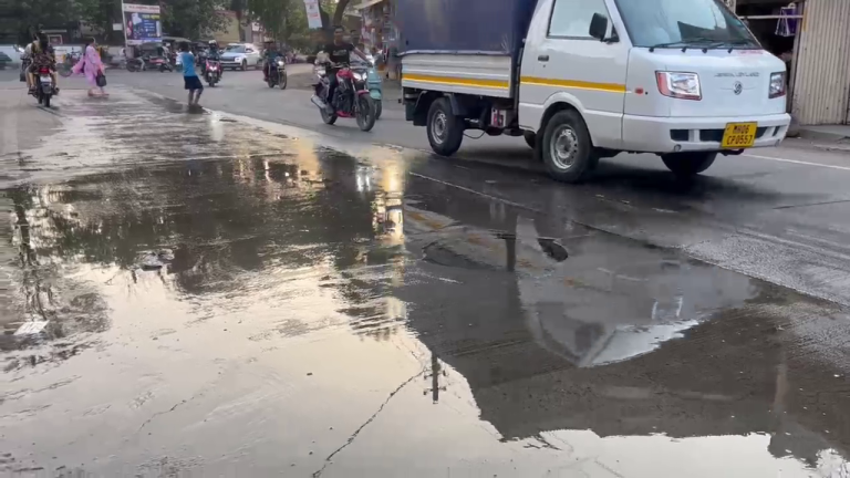 रोह्याच्या मुख्य रस्त्याला नाल्याचे स्वरूप… 15 दिवस पलटूनही जैसे थै… खासदार तटकरेंच्या आदेशाला रोहा नगरपालिका अधिकाऱ्यांची केराची टोपली…