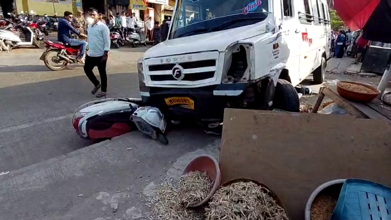 टेम्पो ट्रॅव्हलरची दुचाकीला भीषण धडक… अपघातात तिघांचा जागीच मृत्यू …नातेवाईकांचा आक्रोश  