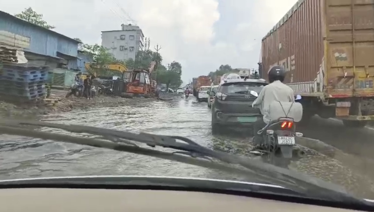 मुंब्रा-पनवेल रोड ठप्प…महामार्गावर जीवघेणी वाहतूककोंडी… अवकाळी पावसाचे पाणी,रस्त्यावर भंगाराच्या गाड्यांवर वरदहस्त कोणाचा ?