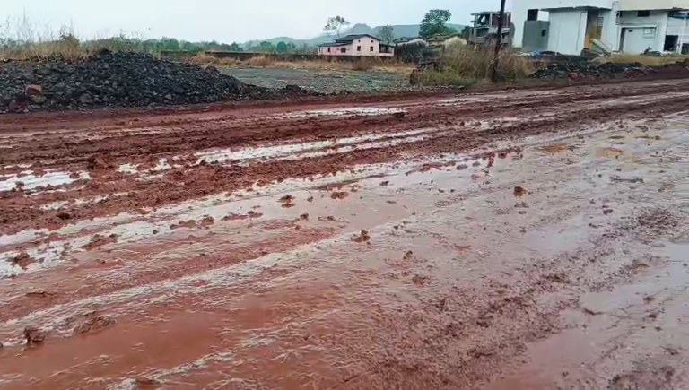 अवकाळी पावसामुळे रस्त्यावर चिखलाचे साम्राज्य… महाड खाडीपट्ट्यातील रस्ता वाहतुकीसाठी बंद … 