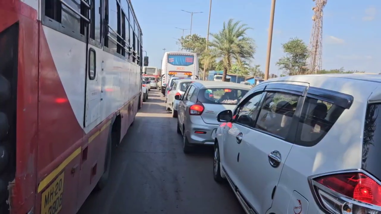 अलिबाग-वडखळ रस्त्यावर भीषण अपघात… आयवा ट्रॅकची चारचाकीला जोरदार धडक…