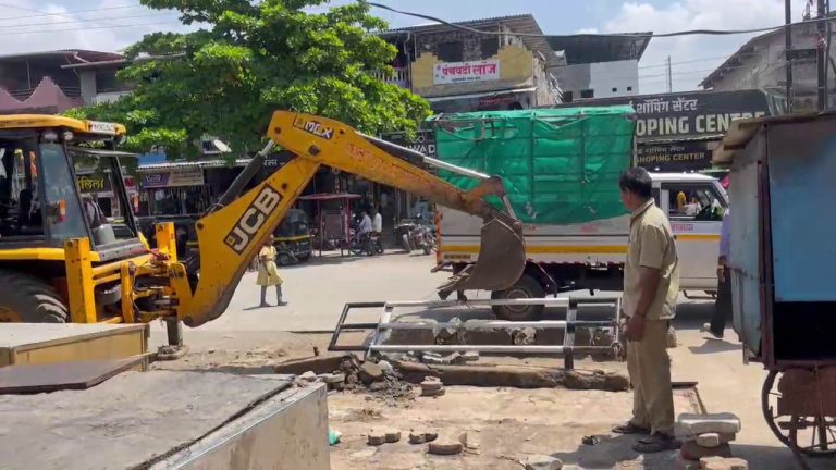रोहा नगरपालिका ॲक्शन मोडवर …नगरपालिकेची अनधिकृत बांधकामावर धडक कारवाई…