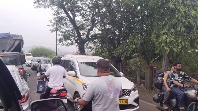 अलिबाग वडखळ मार्गावर सकाळपासूनच ट्रॅफिक जाम… सलग सुट्ट्यांमुळे पर्यटकांची अलिबाग मुरुडकडे धाव…