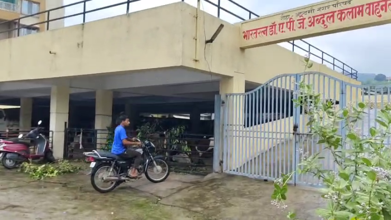 रोह्यात ‘अब्दुल कलाम’ नावाच्या वाहनतळात बकऱ्यांचा शेड… नगरपालिका प्रशासनाचा हलगर्जीपणा चव्हाट्यावर…
