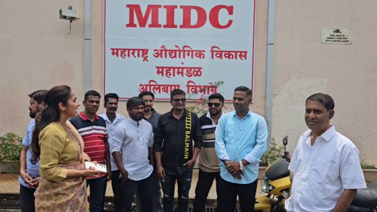 एमआयडीसीच्या पाईपलाईनच्या कामामुळे पेझारीत शेतांमध्ये पाणी… भाजपचे नेते पंडित पाटील व चित्रा पाटील यांनी अधिकाऱ्यांची घेतली भेट…  