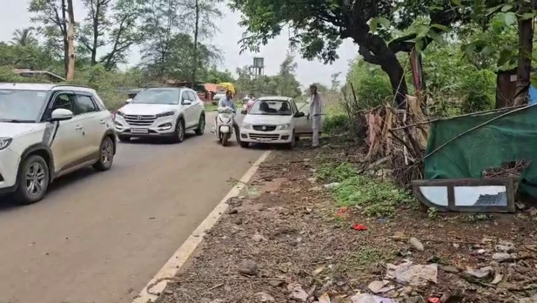 वंजारवाडी येथे खड्डे भरण्याचे काम सुरू… पावसाळ्याआधीच वंजारवाडीत भले मोठे खड्डे…
