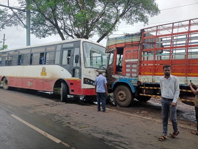 दस्तुरी नाक्याजवळ एसटी व ट्रकचा अपघात… अपघातात दुचाकीस्वार जखमी…उपचारासाठी दाखल…