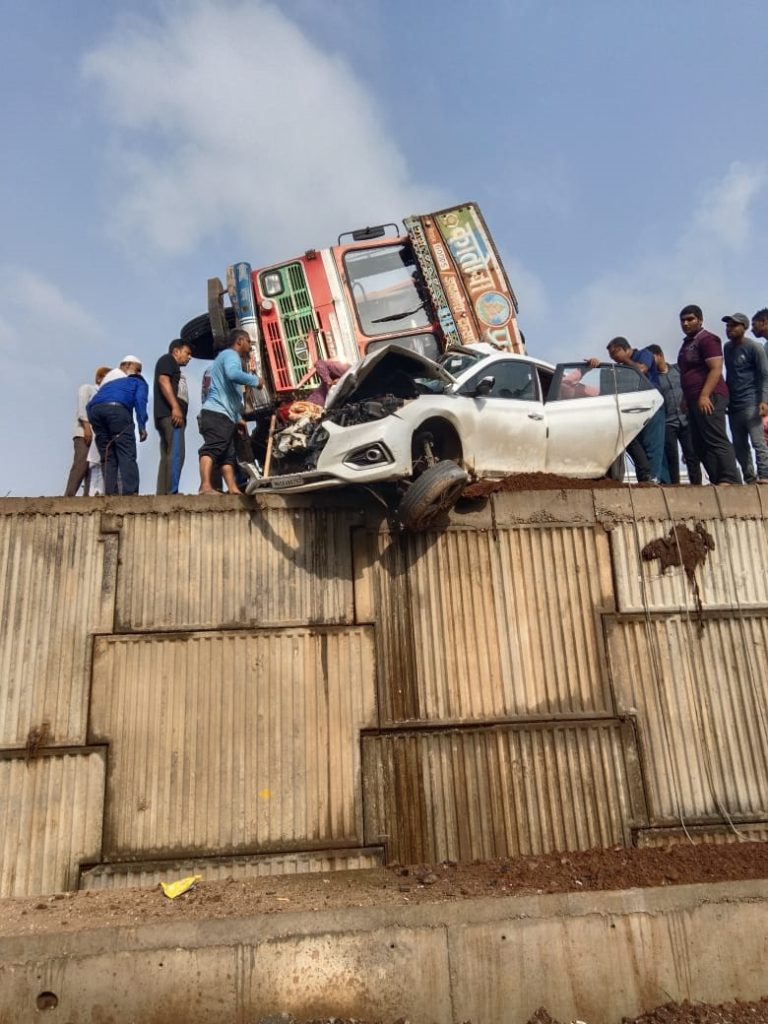 उड्डाणपुलावरून ट्रक थेट कारवर कोसळला… भीषण अपघात कारमधील चार प्रवासी जखमी…