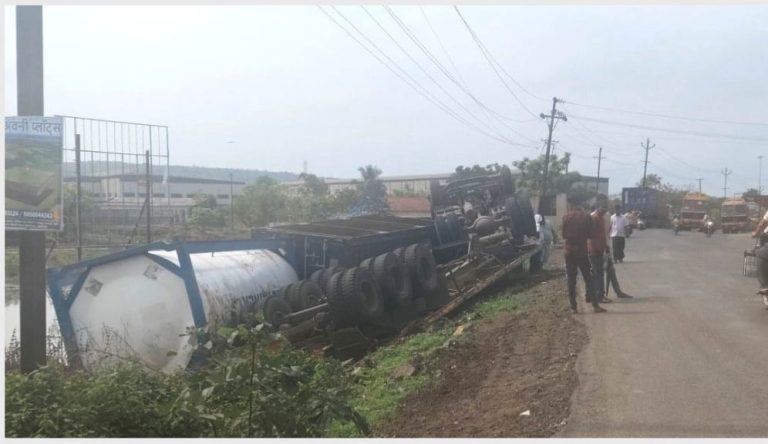 ऑल कार्गो  गोदामजवळ रासायनिक कंटेनर उलटला… प्रवास करणारे रिक्षामधील प्रवासी थोडक्यात बचावले…