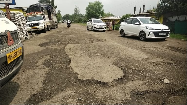 कर्जत- मुरबाड राष्ट्रीय महामार्गावरील कशेळा भागात खड्ड्यांचे साम्राज्य… मात्र एमएससीआरडीए विभाग निद्र अवस्थेत का?