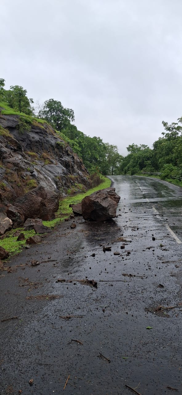 माणगाव रायगड घरोशी वाडी मार्गावर दरड कोसळली…