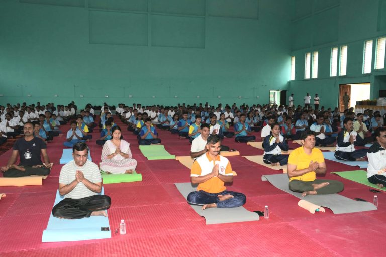 रायगड जिल्ह्यातही जिल्हा प्रशासन आणि जिल्हा क्रीडा अधिकारी यांच्यातर्फे योग दिन साजरा…