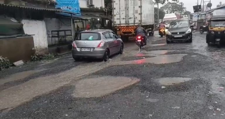पहिल्याच पावसात दिघोडे -वेश्वी रस्त्याना तलावाचे स्वरूप… रस्त्याची अक्षरशः  चाळण होऊन खड्ड्यांनी रस्ते नाहीसे झालेत… 