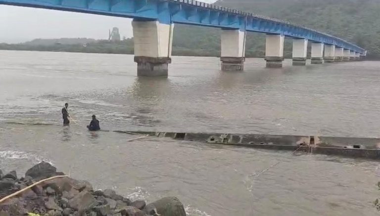 रेवदंडा पुलानजीक बुडालेली धोकादायक बार्ज हटविण्याची प्रक्रिया सुरू… बार्ज न काढल्याने तेथून जा-ये करणाऱ्या इतर लहान-मोठया बोटींना धोका…