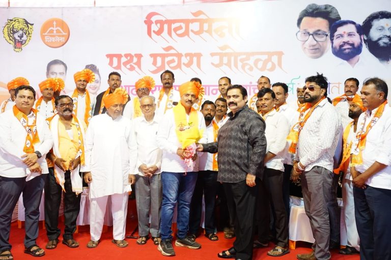 राजकारणात भूकंप… नहार कुटुंबाचा शिंदे गट शिवसेनेत प्रवेश… कार्यकर्त्यांमध्ये जल्लोषाचं वातावरण…नव्या उमेदीने जोमात प्रवेश…