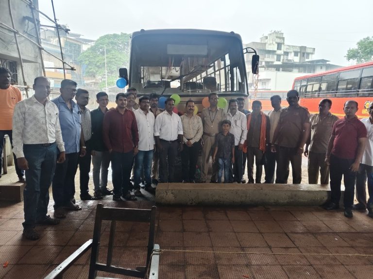 एसटीचा ७७ वा वर्धापन दिन रोहा बसस्थानकात उत्साहात साजरा… बसस्थानकातील प्रवाशांचे गुलाब पुष्प व पेढ्यांनी स्वागत…
