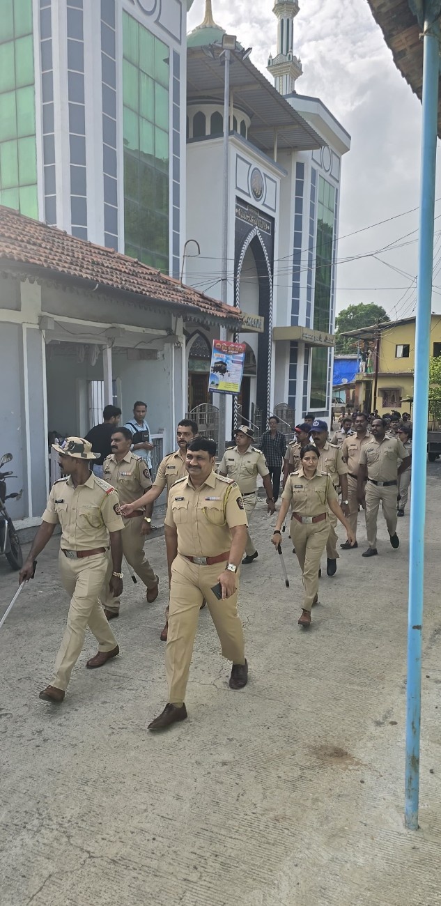 आगामी बकरी ईदच्या पार्श्वभूमीवर पोलीस यंत्रणा सज्ज…  खालापूर तालुक्यातील तिन्ही हाळ गावात पोलिसांचा रूट मार्च…