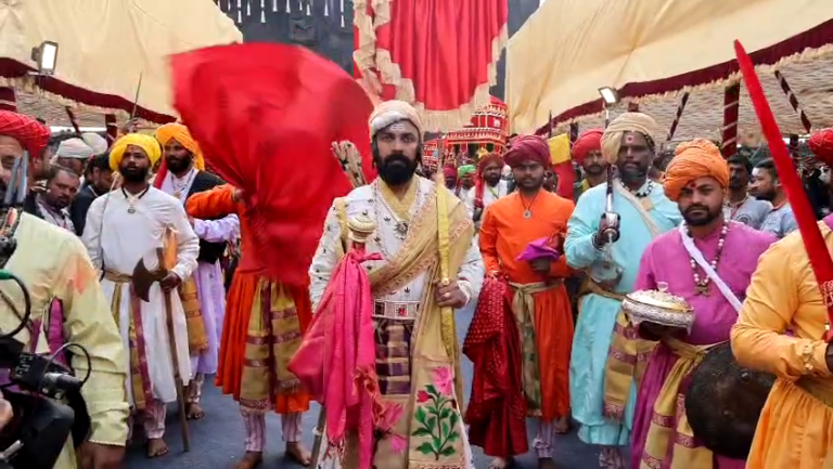 दुर्गराजवर शिवराज्याभिषेक दिन मोठ्या जल्लोषात साजरा…  शिवभक्तांमध्ये उत्साहाचं वातावरण…रायगडावर शिवप्रेमींची प्रचंड गर्दी…