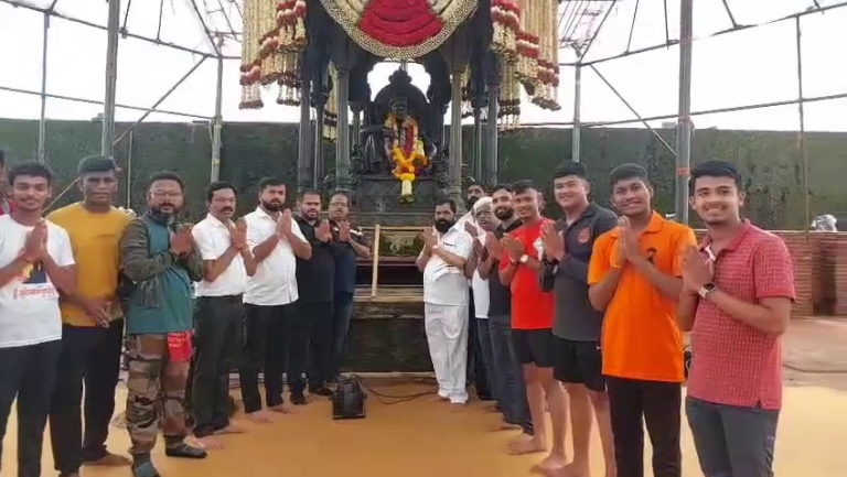 शिवराज्याभिषेक दिनानिमित्ताने भरत गोगावले यांनी केली पाहणी… प्रशासनाचे अधिकारी व  मंडळाच्या पदाधिकाऱ्यांसोबत चर्चा…