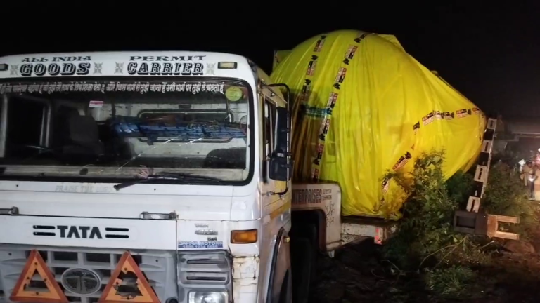 कंटेनरची लोखंडी रेल्वे हाईट पोलला धडक… धडकेने तब्बल दोन तास वाहतूक कोंडी…