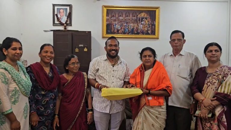 प्रसिद्ध महिला कीर्तनकार राधाताई सानप किहीममध्ये … सरपंच पिंट्या गायकवाड यांच्या निवासस्थानी दिली सदिच्छा भेट…