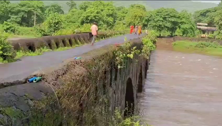 नागोठणे शहराला जोडणारा वरवटणे नदी पूल बनलाय जीवघेणा… पूल कोणत्याही क्षणी कोसळण्याची स्थानिकांनी व्यक्त केली भीती…