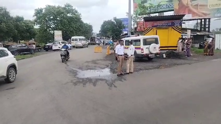 चौककडून कर्जतकडे जाताना वाहतूक कोंडी… बेशिस्त चालक यांच्यामुळे वाहतूक पोलीस हैराण…