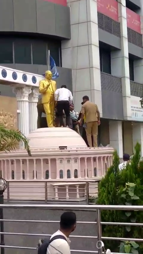 पनवेलमध्ये डॉ.बाबासाहेब आंबेडकरांच्या पुतळ्याच्या विटंबनेचा प्रयत्न… विटंबना करणाऱ्याला संतप्त नागरिकांकडून चांगलाच चोप…