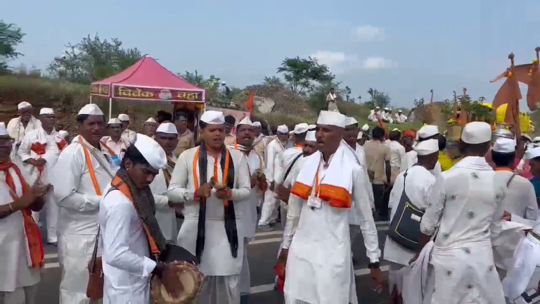 गजर विठ्ठल नामाचा सोहळा आषाढी वारीचा … पंढरपूरला निघालेल्या वारीमध्ये आ.प्रशांत ठाकूर सहभागी…