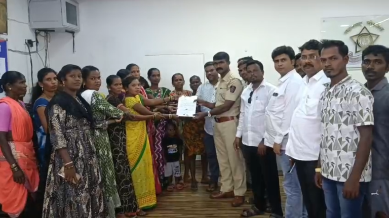 खालापूर दांडवाडी येथे दारूबंदीसाठी महिलांनी खालापूर पोलिसांना दिले निवेदन… दारू विक्रेत्यांमुळे स्थानिक ग्रामस्थ त्रस्त…  