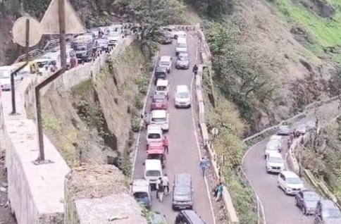 माथेरानमध्ये वाहतुकीचा सावळा गोंधळ… लवकरच तोडगा काढण्याची अशी पर्यटकांमधून मागणी…