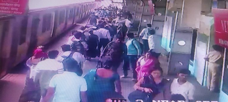 कर्जत रेल्वे स्थानकावर धावत्या लोकलमधून महिलेची उडी… महिलेचे प्राण वाचवण्यासाठी कर्जत रेल्वे पोलीसाने लावली जीवाची बाजी…